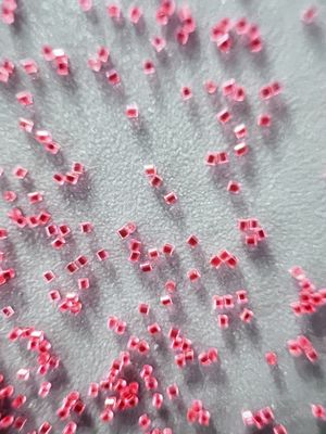 Medios de explosión de plástico de nylon rojo 0.3 * 0.3mm plástico de explosión de perlas