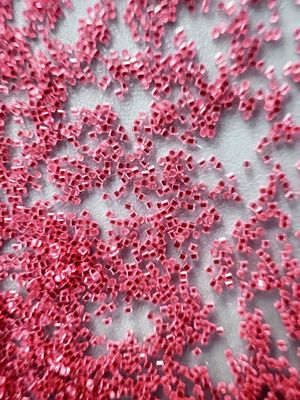 Medios de explosión de plástico de nylon rojo 0.3 * 0.3mm plástico de explosión de perlas